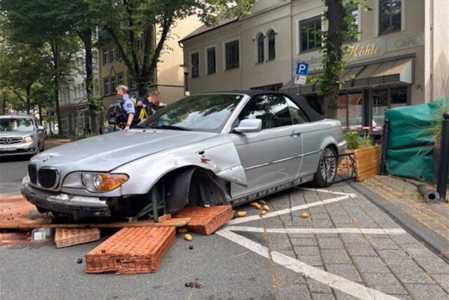 Ein kaputter BMW steht am Postplatz in Schwerte.