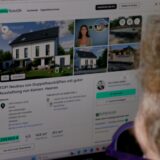 Immobilien werden heutzutage über das Internet gesucht. Hier sitzt jemand vor einem Bildschirm und schaut sich ein Haus bei ImmoScout24 an.