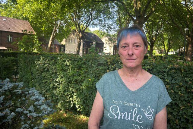 Eine Frau steht in ihrem Garten in Lünen-Süd.