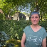 Eine Frau steht in ihrem Garten in Lünen-Süd.