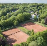 Tennisplätze aus der Luft, daneben Ulrich Breilmann