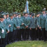 Mitglieder des Schützenvereins Hemmerde stehen im Halbkreis zusammen
