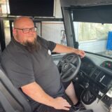 Claas Reiner beim Probesitzen im Bürgerbus. Dieses Fahrzeug, das beim Stadtfest zu Gast war, ist in Olfen im Einsatz. Der Borker will in Selm Bürgerbus fahren.