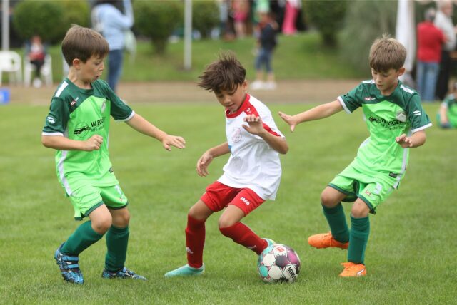 Kinder beim Fußballturnier des SV Stockum.