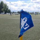 Eine Eckfahne mit dem Logo des Königsborner SV.