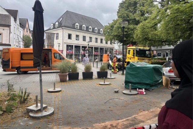 Blick auf den Postplatz in Schwerte: Es sind die Spuren eines Unfalls zu sehen.