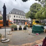 Blick auf den Postplatz in Schwerte: Es sind die Spuren eines Unfalls zu sehen.