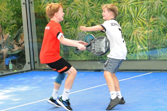 Zwei jugendliche Padel-Spieler freuen sich.