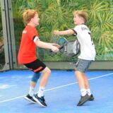 Zwei jugendliche Padel-Spieler freuen sich.