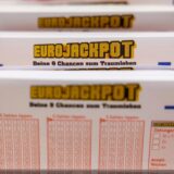 Eurojackpot-Tippscheine stehen in einem Regal in einer Lotto-Annahmestelle.