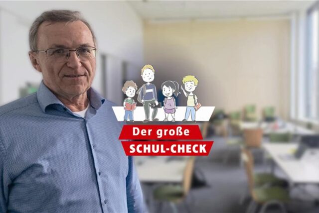 Porträt von Jörg Schulte-Steinberg in einem Klassenraum