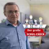 Porträt von Jörg Schulte-Steinberg in einem Klassenraum
