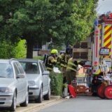 Feuerwehrleute machen sich für den Einsatz in einem Mehrfamilienhaus bereit.