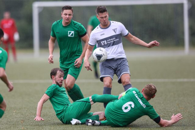 Duell um den Ball.