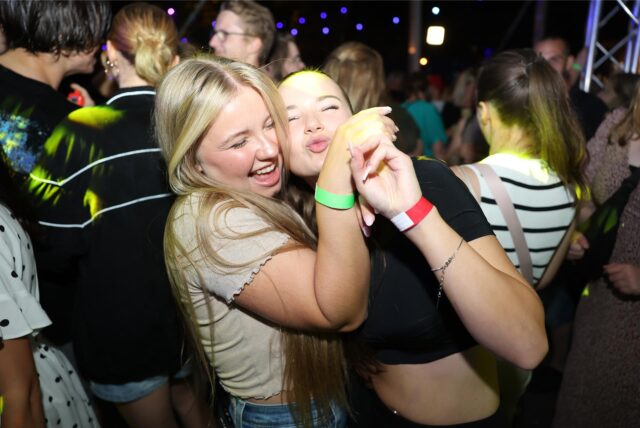 Zwei junge Frauen beim Blaulichtsommerfest in Werne