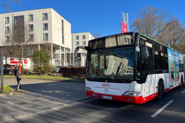 Die Johanniter-Klinik am Rombergpark muss evakuiert werden. Im Jahr 2023 wurden dafür auch Busse von DSW21 eingesetzt.