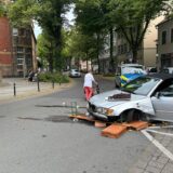 Ein deutlich demoliertes BMW-Cabrio steht inmitten von Obstkisten am Postplatz in Schwerte. Dahinter ist ein Polizeifahrzeug zu erkennen.