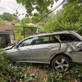 Ein Auto steht kaputt in einem Kleingarten an der Poststraße in Kamen.