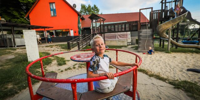 Ein Biergarten mit Spielplatz.