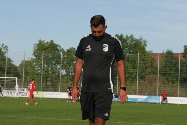 Aykut Kocabas, Trainer von Eintracht Werne, verlässt mit hängendem Kopf den Fußballplatz.