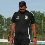 Aykut Kocabas, Trainer von Eintracht Werne, verlässt mit hängendem Kopf den Fußballplatz.