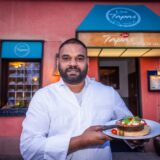 Der Dortmunder Gastronom Christian Breitsprecher steht mit einem Gericht vor seinem Restaurant „Viva Tapas“ in Dortmund-Mengede.