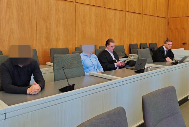 Voll geständig: Die Angeklagten neben ihren Verteidigern Nikias Roth und Roland Rautenberger (ganz rechts).