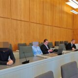 Voll geständig: Die Angeklagten neben ihren Verteidigern Nikias Roth und Roland Rautenberger (ganz rechts).