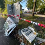 Ein gesprengter Zigarettenautomat an der Lortzingstraße. Ein Polizeiabsperrband flattert an dem kaputten Automaten herum.