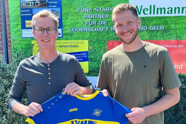 Ralf Hesselmann und Thomas Goeke präsentieren ein Trikot des SV Herbern