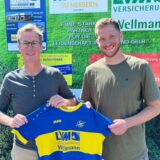 Ralf Hesselmann und Thomas Goeke präsentieren ein Trikot des SV Herbern