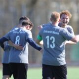 Eintracht Werne II jubelt um Kapitän Benjamin Reimann.