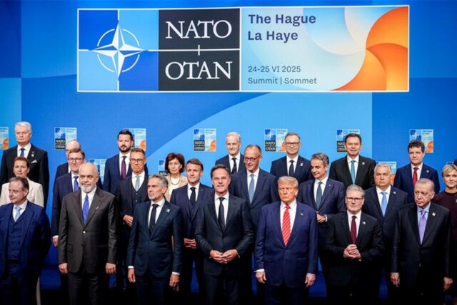 Die Staats- und Regierungschefs stehen mit Frankreichs Präsident Emmanuel Macron, Mark Rutte, Generalsekretär der Nato, Bundeskanzler Friedrich Merz (M, CDU) und US-Präsident Donald Trump beim Nato-Gipfel für das Familienfoto zusammen. Die 32 Staats- und Regierungschefs der Nato-Staaten treffen sich hier zu einem zweitägigen Gipfel.