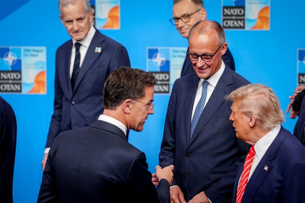 Mark Rutte (vorne, l-r), Generalsekretär der Nato, Bundeskanzler Friedrich Merz (CDU) und US-Präsident Donald Trump stehen beim Nato-Gipfel für das Familienfoto zusammen. Mark Rutte (vorne, l-r), Generalsekretär der Nato, Bundeskanzler Friedrich Merz (CDU) und US-Präsident Donald Trump stehen beim Nato-Gipfel für das Familienfoto zusammen.