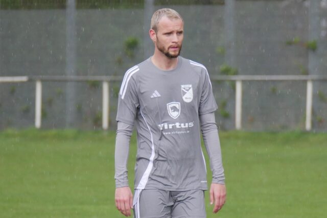 Philipp Barmführer im Trikot von Eintracht Werne auf dem Platz im Regen.