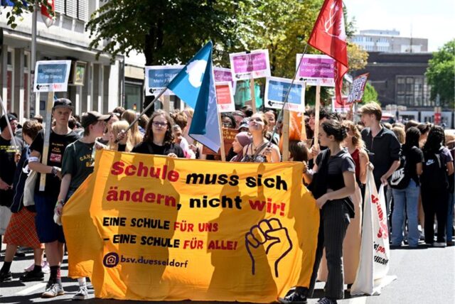 In Düsseldorf protestieren Schüler für bessere Lernbedingungen.
