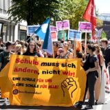 In Düsseldorf protestieren Schüler für bessere Lernbedingungen.
