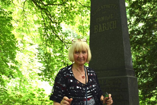 Martha Gallen steht an dem Grabstein, der einst auf der Ruhestätte der Familie Barich im Waldpark Olleroh stand.