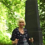 Martha Gallen steht an dem Grabstein, der einst auf der Ruhestätte der Familie Barich im Waldpark Olleroh stand.