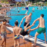 Kinder und Jugendliche im Löhnbad in Fröndenberg.