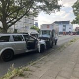 Ein silbernes Auto und ein Lieferfahrzeug von Picnic sind frontal zusammengestoßen.