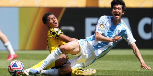 BVB-Neuzugang Jobe Bellingham liegt am Boden und trifft den Ball.
