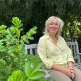 Lucie Kleinstäuber sitzt in ihrem Garten in Bergkamen auf einer Bank