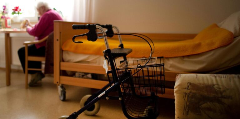 Ein geregelter Tagesrhythmus hilft besonders bei Demenz und kann das Einschlafen erleichtern.Textbaustein: foot