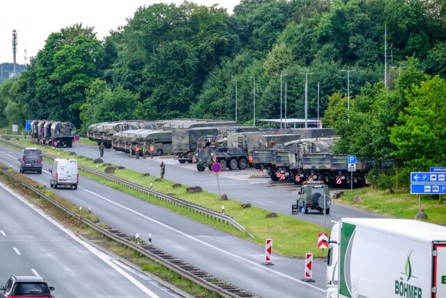 Militärfahrzeuge stehen auf dem Rastplatz Hohenhorst an der A2 bei Recklinghausen.