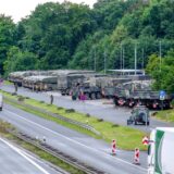 Militärfahrzeuge stehen auf dem Rastplatz Hohenhorst an der A2 bei Recklinghausen.
