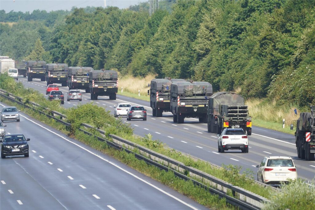 Bundeswehrfahrzeuge fahren in einer Kolonne auf der A2 bei Henrichenburg und Recklinghausen. Bundeswehrfahrzeuge fahren in einer Kolonne auf der A2 bei Henrichenburg und Recklinghausen.