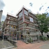 Um das Ärztehaus in Kamen steht seit Ende Mai 2025 ein Baugerüst.
