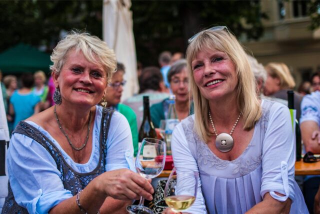 Besucherinnen des CDU-Weinfests in Werne