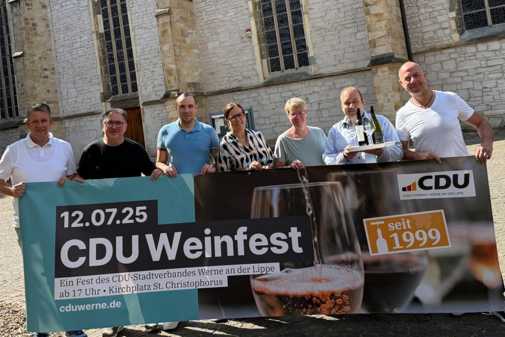 Menschen vor Plakat Menschen vor Plakat